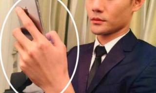 易烊千玺单手脱戒指 易烊千玺单手脱戒指